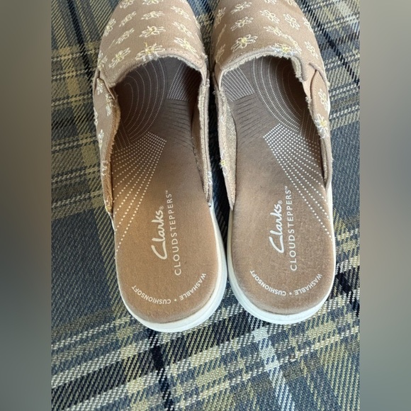 Cloudsteppers By Clarks Breeze Shore Taupe Combination Daisy Slip On Shoes 6.5 - Picture 2 of 5
